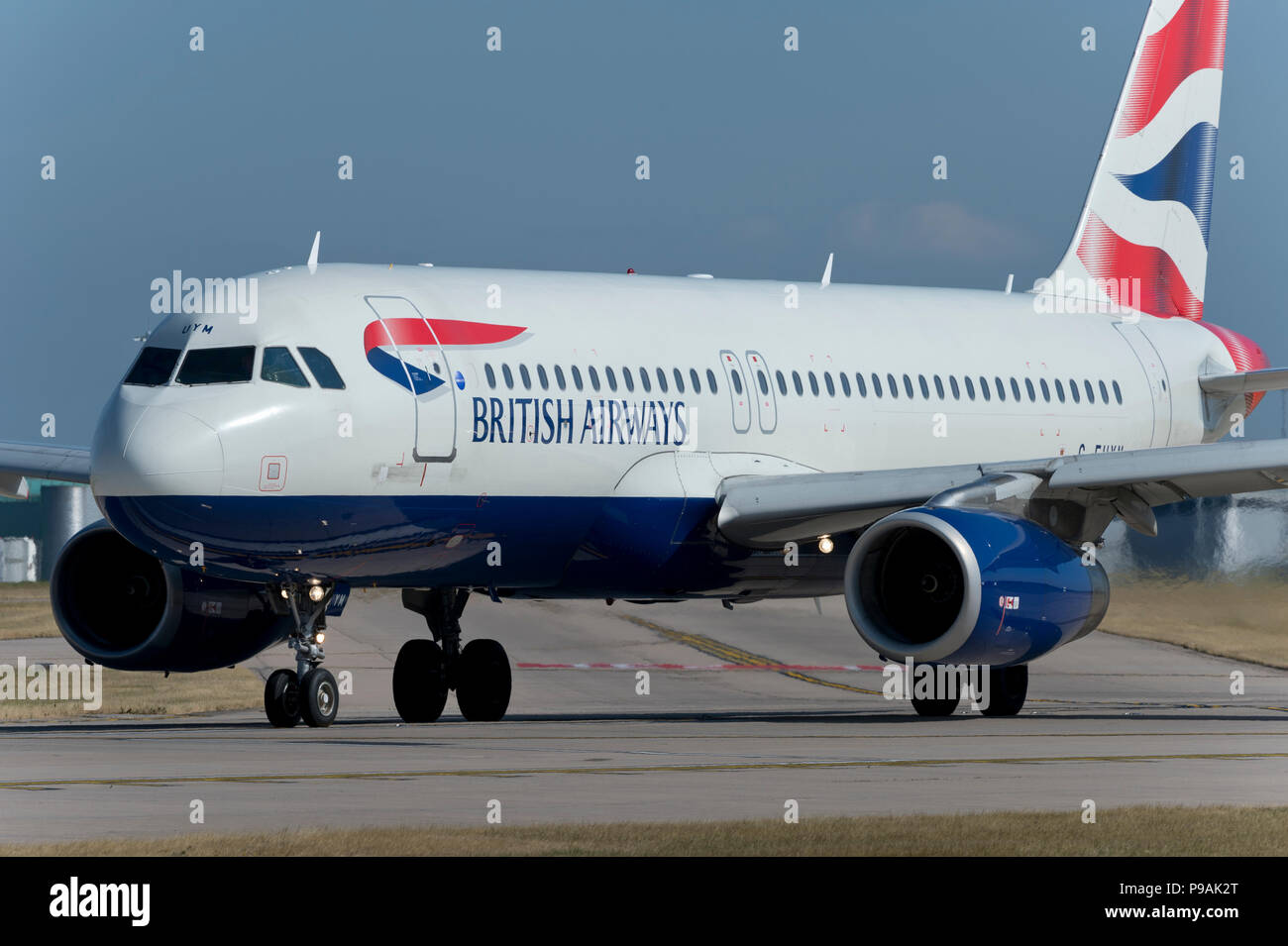 Un British Airways Airbus A320-232 taxi lungo la pista dell'aeroporto di Manchester mentre si prepara a decollare. Foto Stock