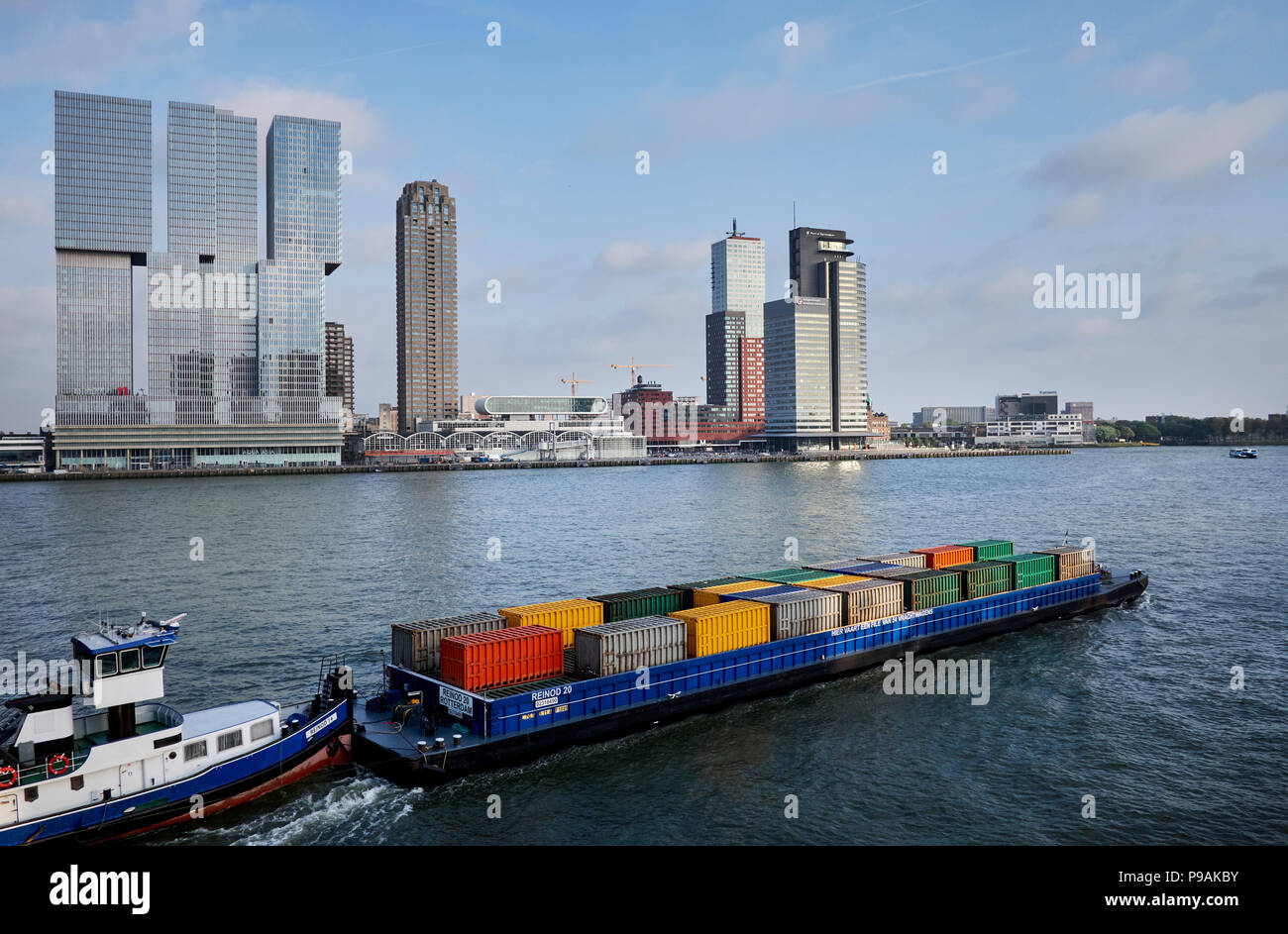 Il trasporto di merci in container in nave sul fiume Nieuwe Maas in Rotterdam, Paesi Bassi. Foto Stock