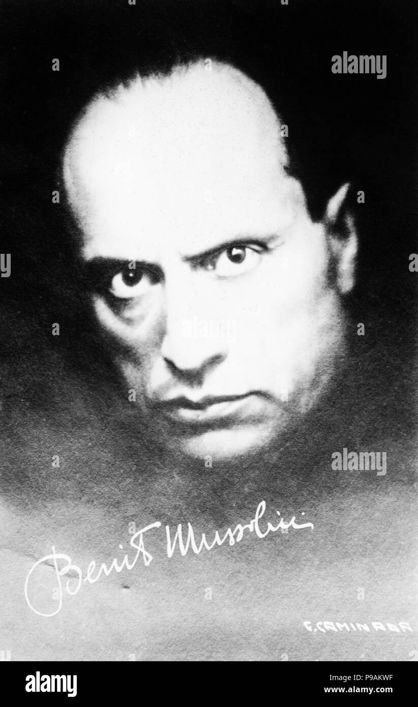 Fotografia di faccia di Benito Mussolini, il dittatore italiano, da G. Caminada. Foto Stock