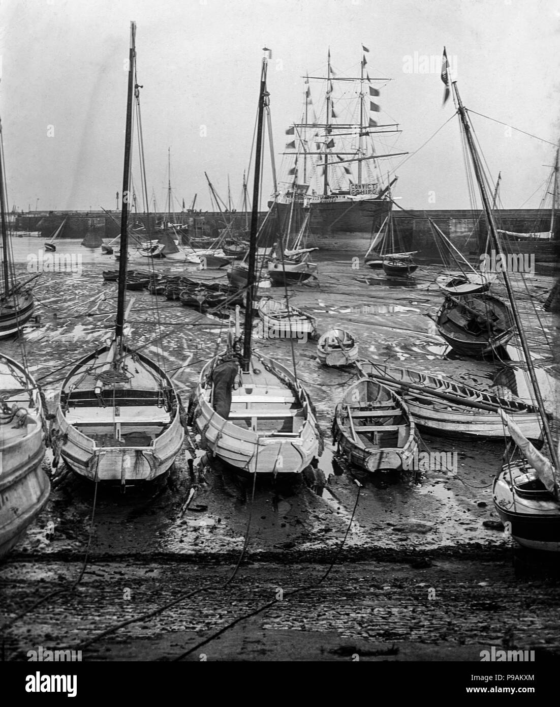 Fine del XIX secolo o all'inizio del ventesimo secolo fotografia mostrante un porto in Inghilterra con un british Convict nave in background. Foto Stock