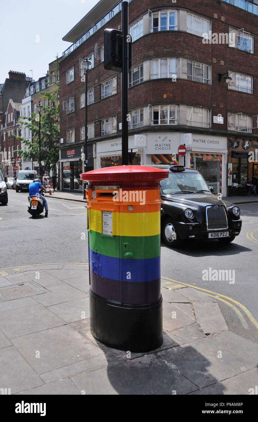Un arcobaleno colorato di casella postale, in Soho, UK. Foto Stock
