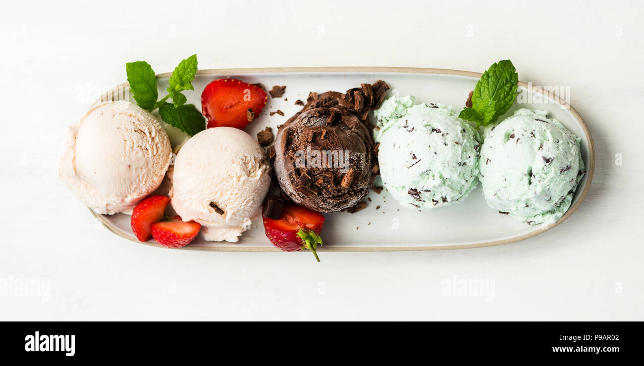 La selezione di diversi ice cream scoop come la menta, cioccolato e fragola sulla targhetta ovale, vista dall'alto Foto Stock