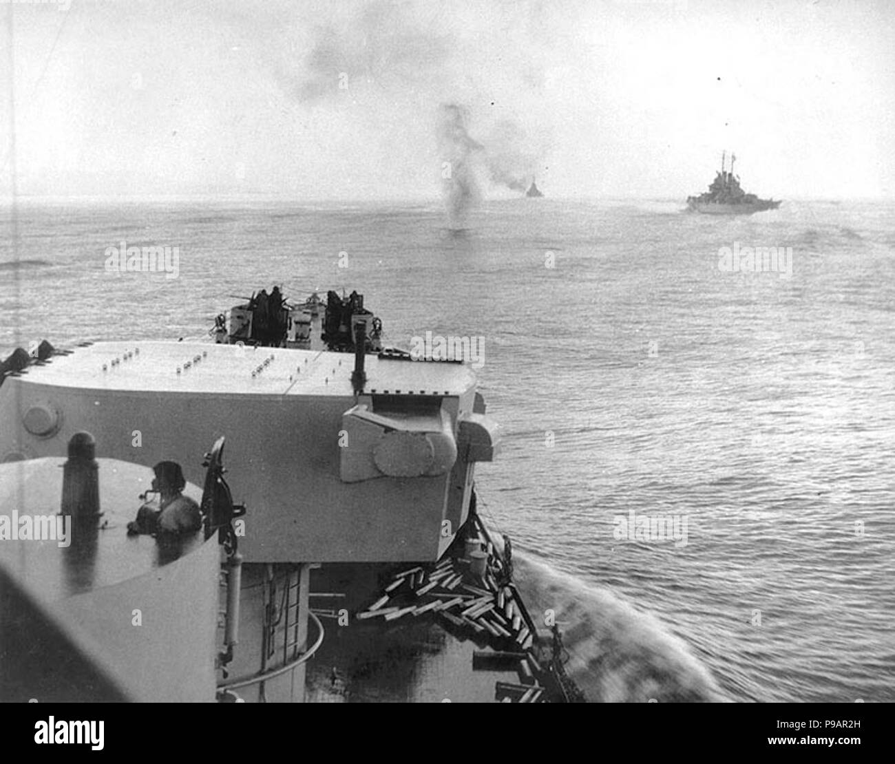 Un piano giapponese si blocca nel mare davanti a USS Columbia (CL-56) nel novembre 1943 ( Foto Stock