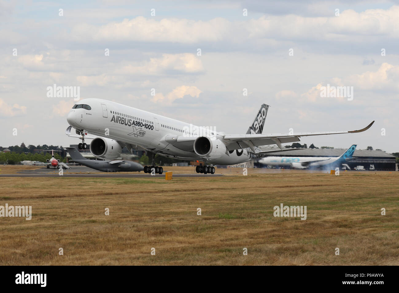 Farnborough, Regno Unito. Il 16 luglio 2018. Un Airbus A350-100 XWB terre dopo aver eseguito la sua visualizzazione sul giorno di apertura del 2018 Farnborough Airshow internazionale, uno del più grande commercio di aviazione e gli eventi del settore in tutto il mondo, tenuto nel Regno Unito. Credito: James Hancock/Alamy Live News Foto Stock