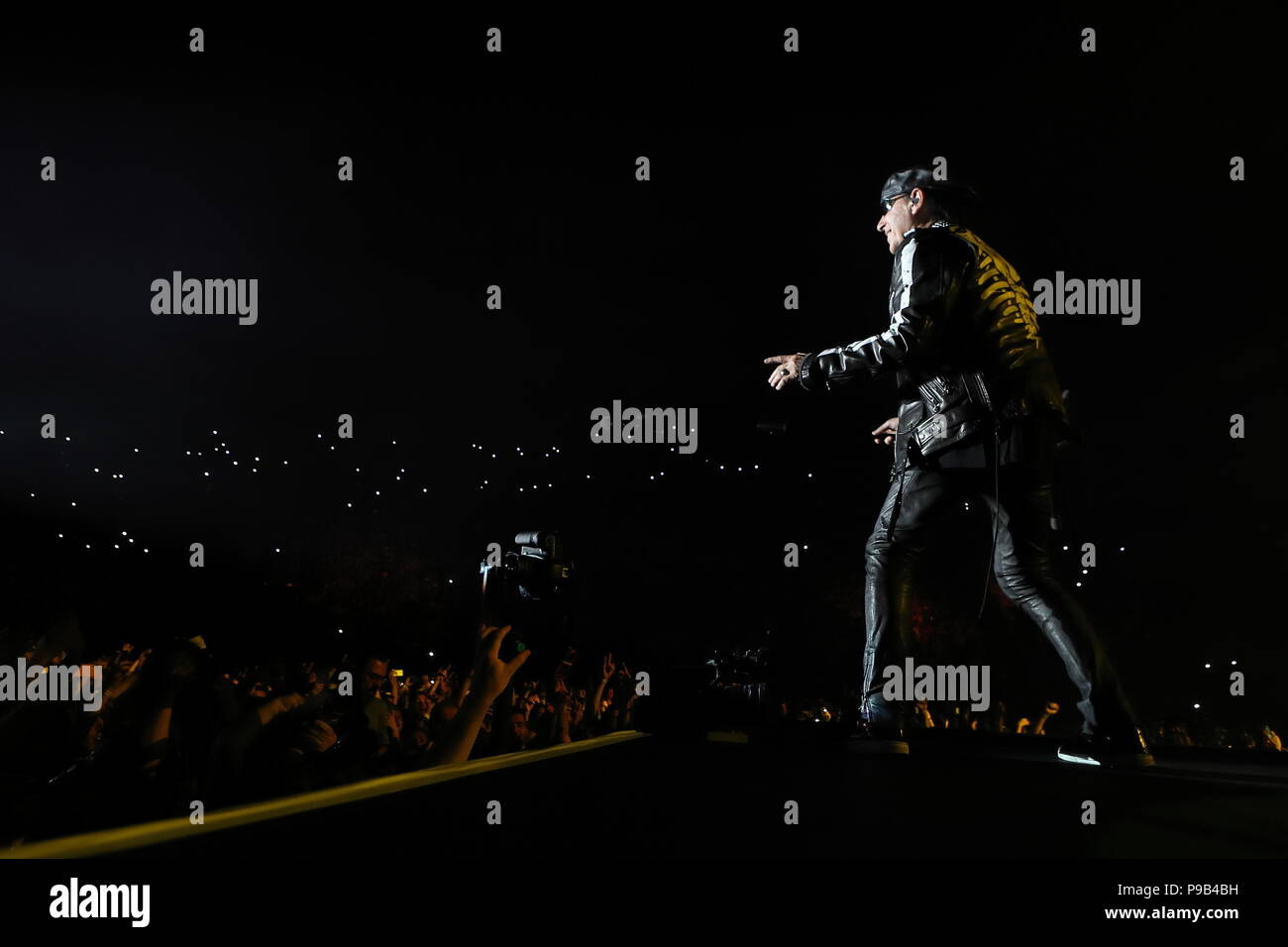 Atene. 16 Luglio, 2018. Foto scattata a luglio 16, 2018 mostra Klaus Meine, frontman e cantante del tedesco hard rock band scorpioni, sul palco del Stadio Panateneico durante il loro "almeno una volta nella vita" in concerto a Atene, Grecia. Credito: Chris Kissadjekian/Xinhua/Alamy Live News Foto Stock