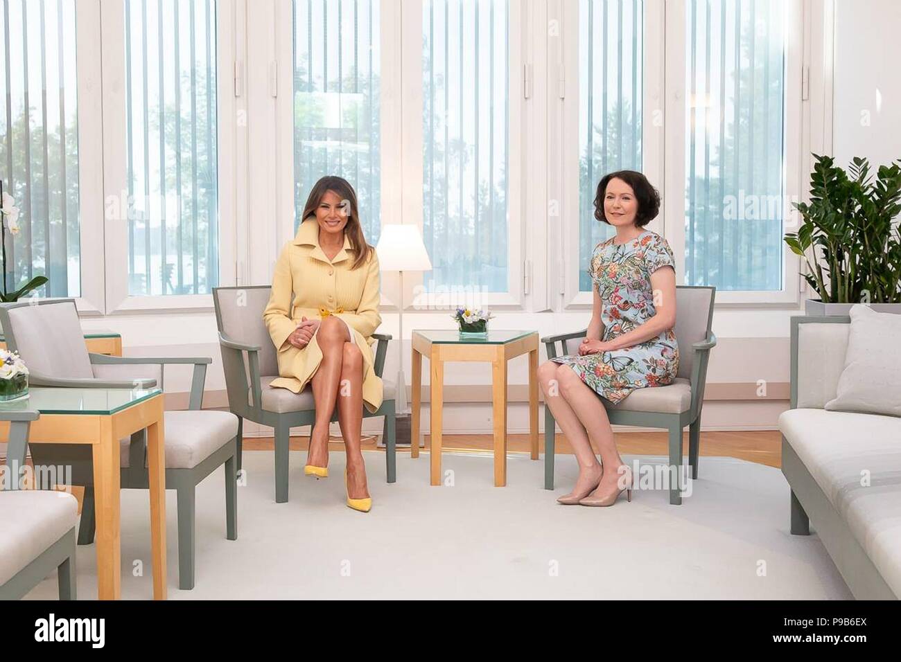 Stati Uniti La First Lady Melania Trump, sinistra, si siede con Jenni Elina Haukio, moglie del Presidente finlandese Sauli Niinisto presso la Residenza Mantyniemi Luglio 16, 2018 a Helsinki in Finlandia. Foto Stock