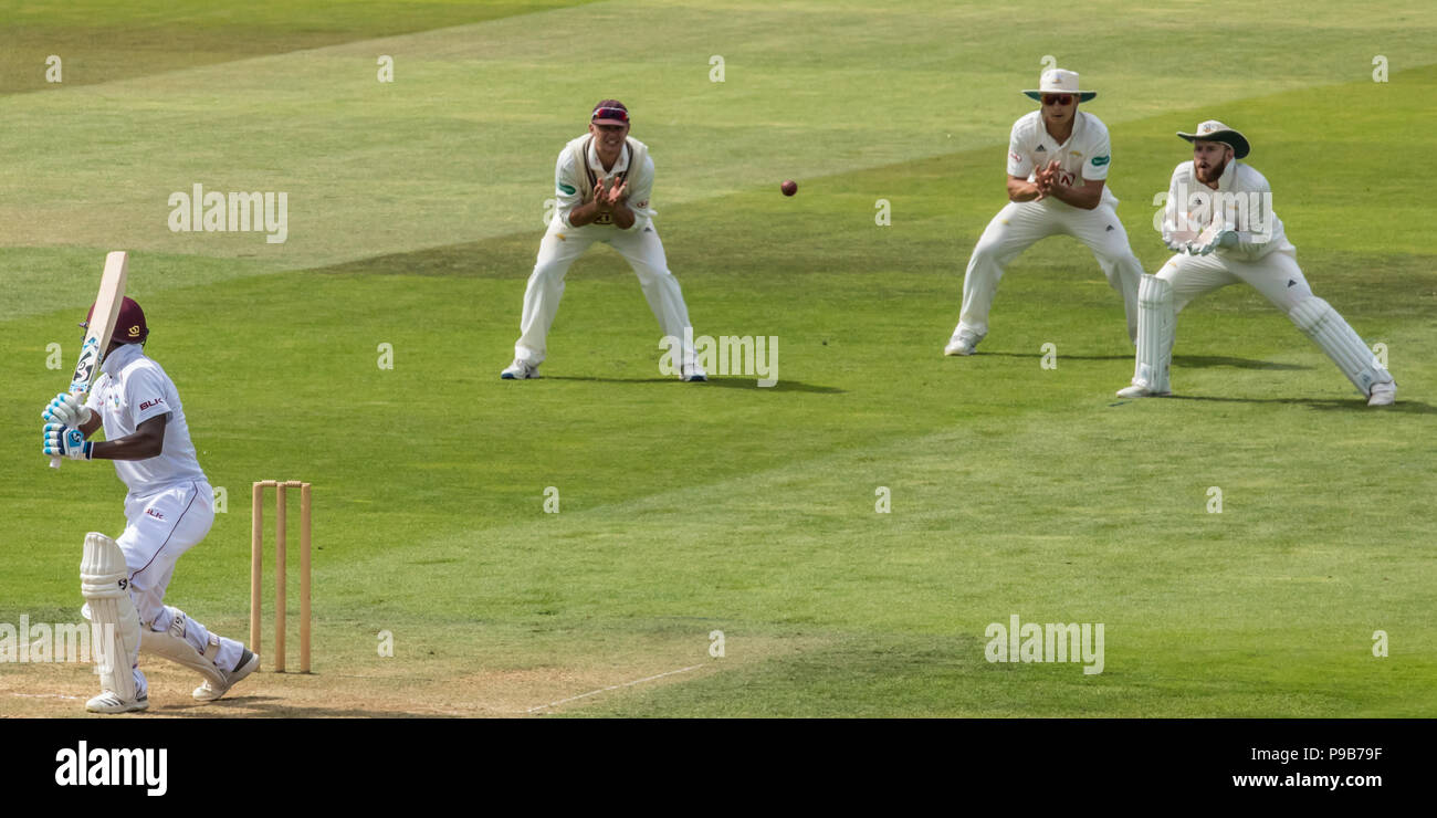 Londra, UK. 17 Luglio, 2018. Raymon Reifer può solo guardare come Stuart Meaker takesa una cattura nella slitta per Surrey contro le Indie Occidentali un lato touring al ovale. David Rowe/Alamy Live News Foto Stock