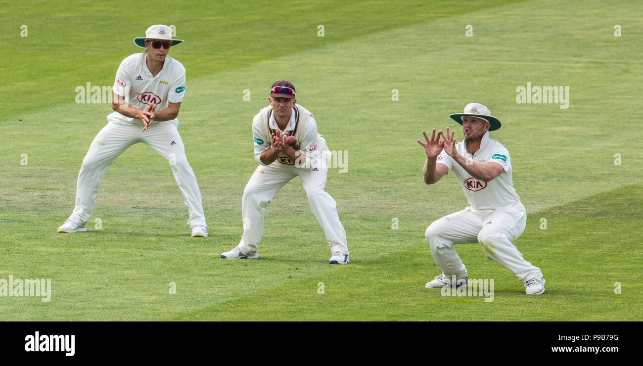 Londra, UK. 17 Luglio, 2018. Stuart Meaker prende una cattura di slittamento e Reifer Raymon è fuori gioco per la West Indies una touring lato contro Surrey al ovale. David Rowe/Alamy Live News Foto Stock