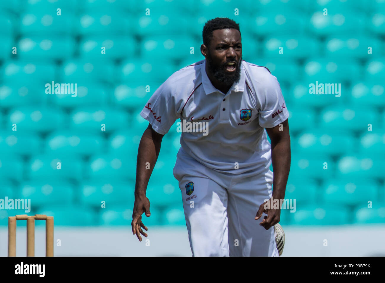 Londra, UK. 17 Luglio, 2018. Raymon Reifer bowling per la West Indies una touring lato contro Surrey al ovale. David Rowe/Alamy Live News Foto Stock