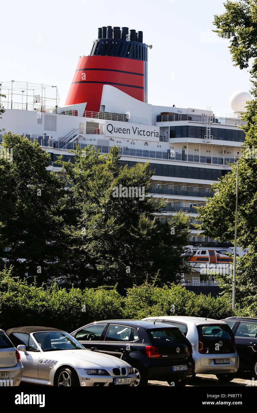 Kiel, Germania. 17 Luglio, 2018. La Cunard cruiser 'Regina Victoria Docks per la prima volta presso il porto di Kiel. La compagnia di navigazione marittima che accompagna il primo aggancio della "Queen Elisabeth' nave gemella con un programma festivo come pure un 'Champagne Tea Time' su un 70-metro-lungo divano. Credito: Frank Molter/dpa/Alamy Live News Foto Stock