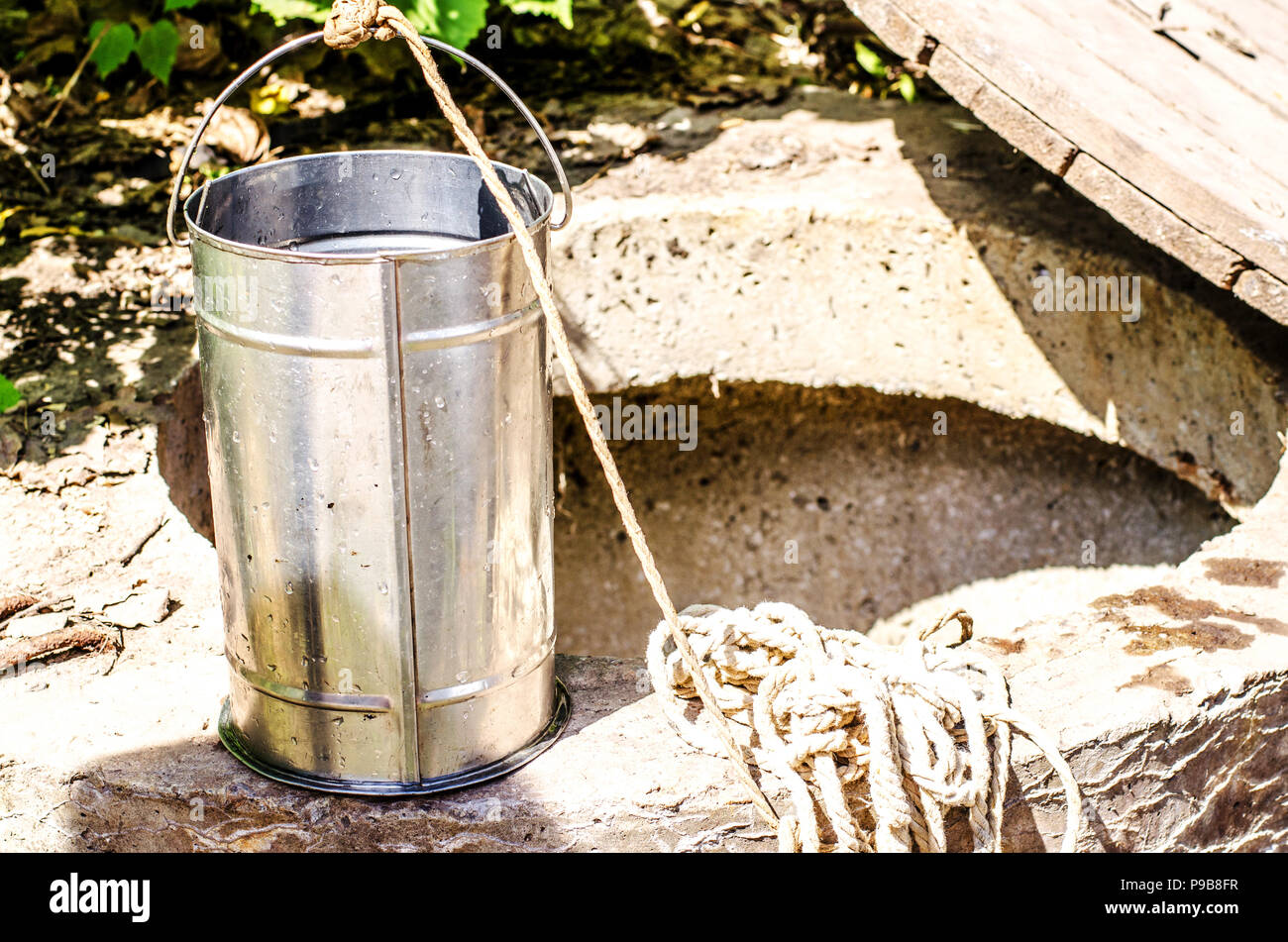 Prelevare campioni di acqua per le prove di laboratorio. Il concetto - analisi della purezza dell'acqua, ambiente, ecologia. Foto Stock