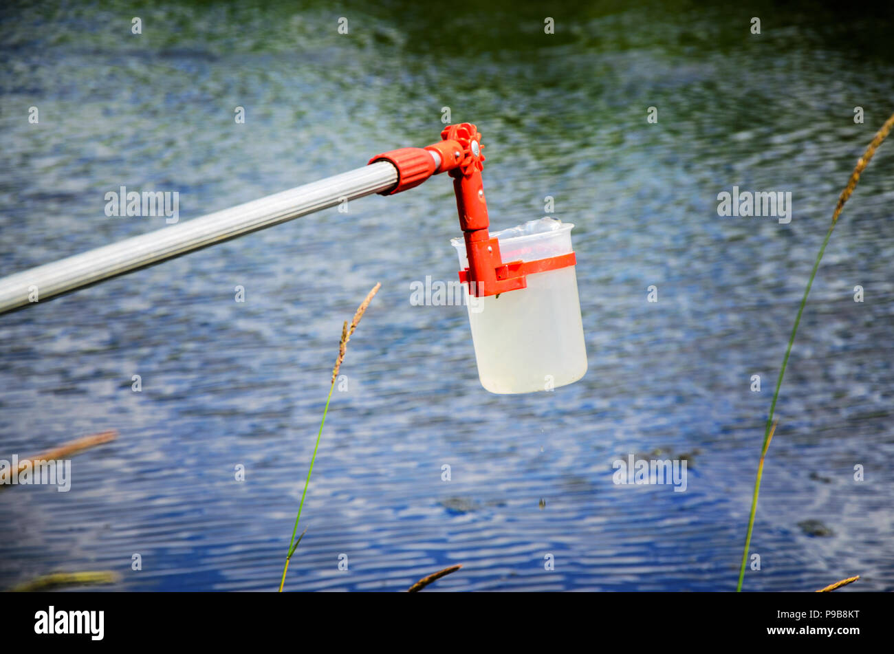 Prelevare campioni di acqua per le prove di laboratorio. Il concetto - analisi della purezza dell'acqua, ambiente, ecologia. Foto Stock