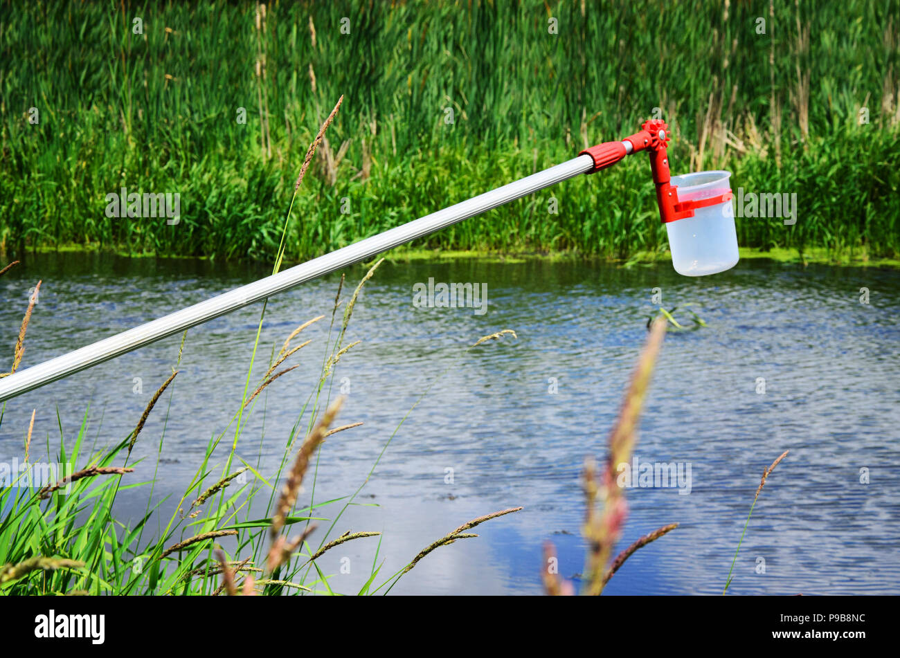 Prelevare campioni di acqua per le prove di laboratorio. Il concetto - analisi della purezza dell'acqua, ambiente, ecologia. Foto Stock