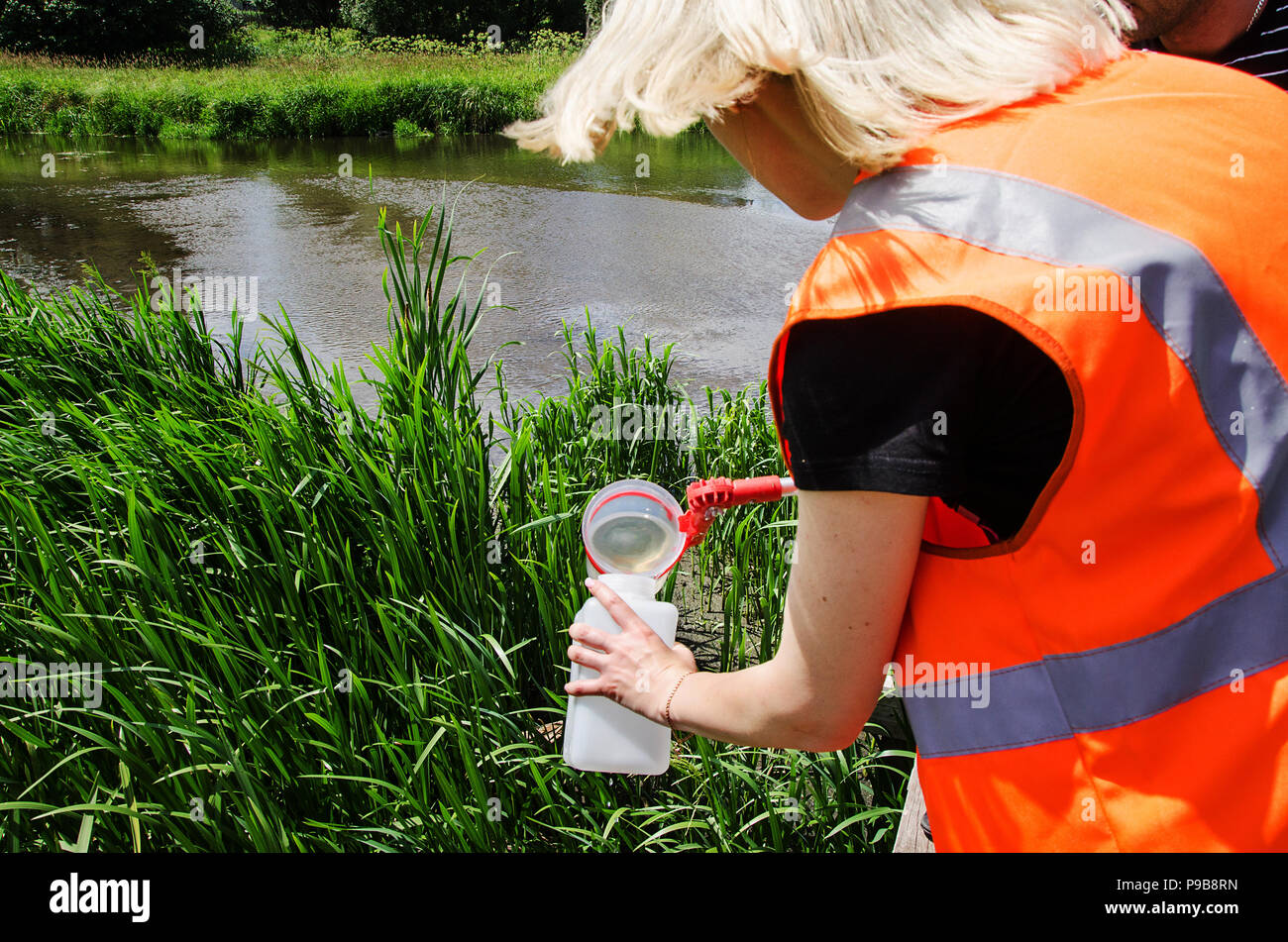 Prelevare campioni di acqua per le prove di laboratorio. Il concetto - analisi della purezza dell'acqua, ambiente, ecologia. Foto Stock