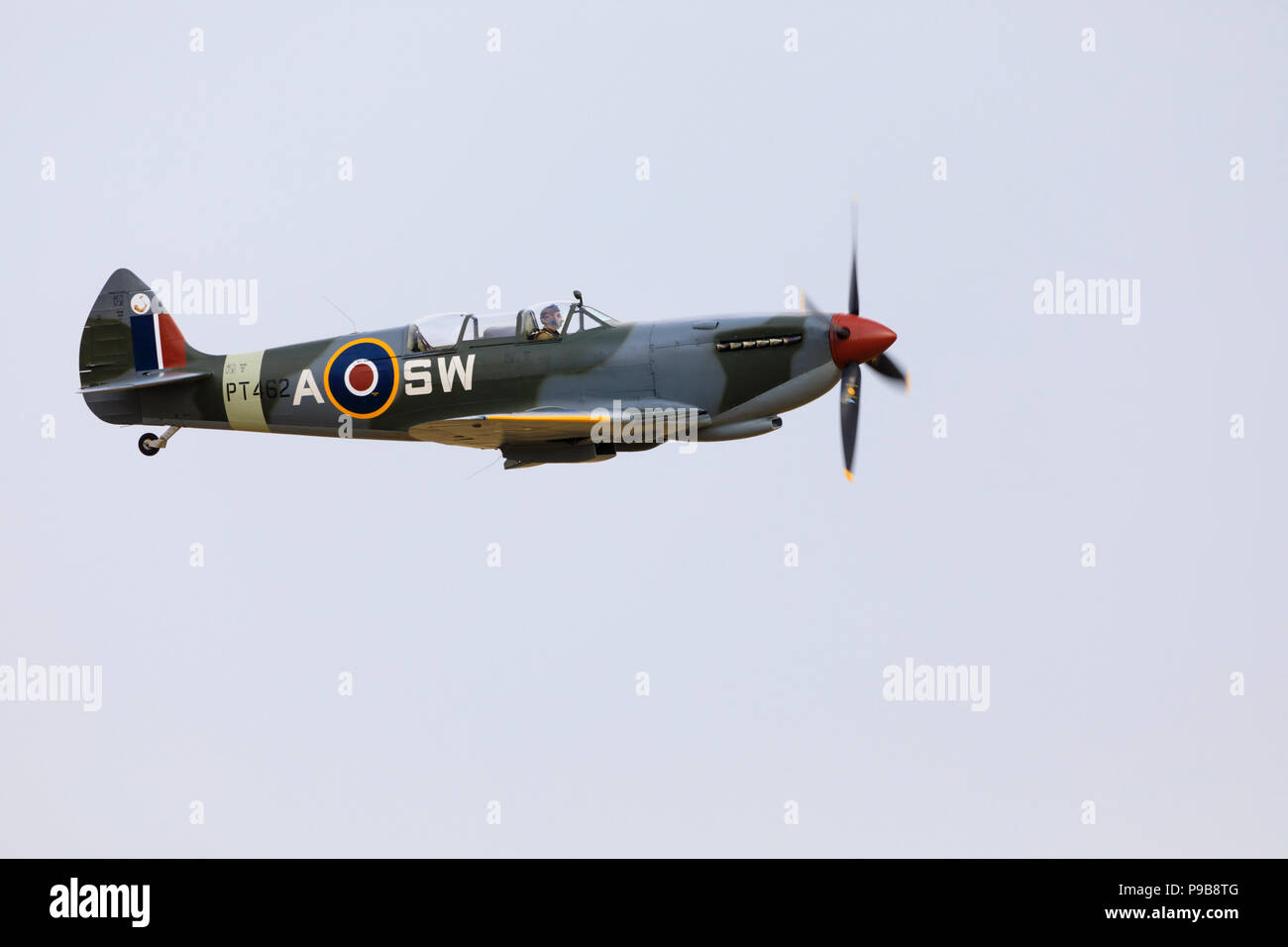 La seconda guerra mondiale la RAF Supermarine Spitfire TR9, PT462, G-CTIX in volo Foto Stock