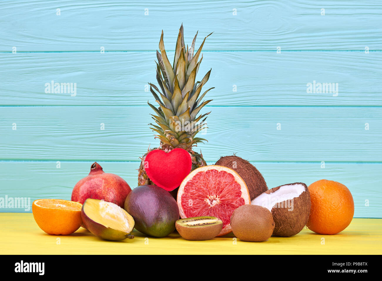 Un assortimento di frutta esotica su sfondo blu. Composizione dalla frutta tropicale sul colore di sfondo. Paradiso di frutti. Foto Stock