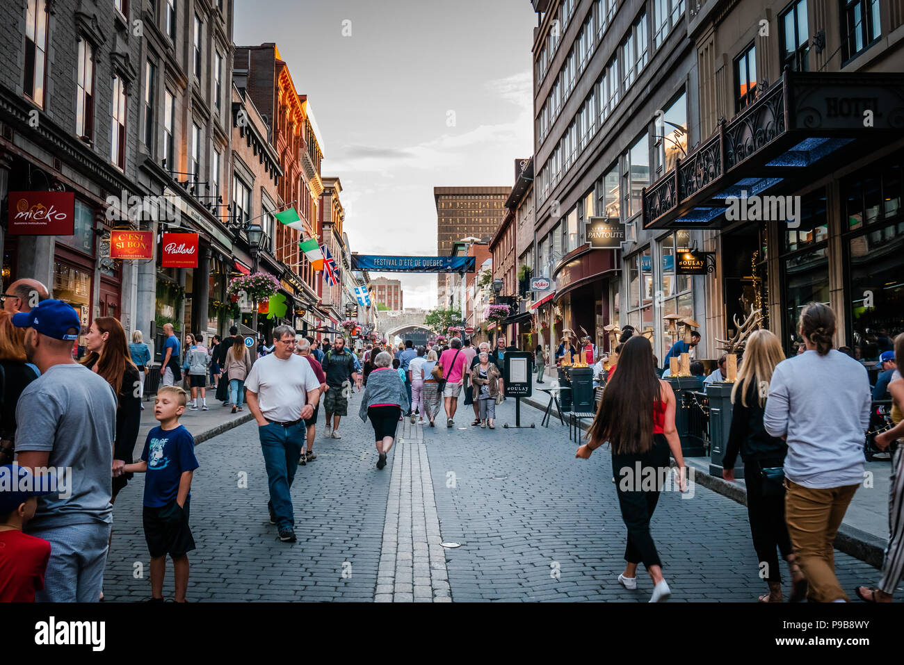 La gente camminare al di fuori nella città di Québec in Canada durante l'estate Foto Stock