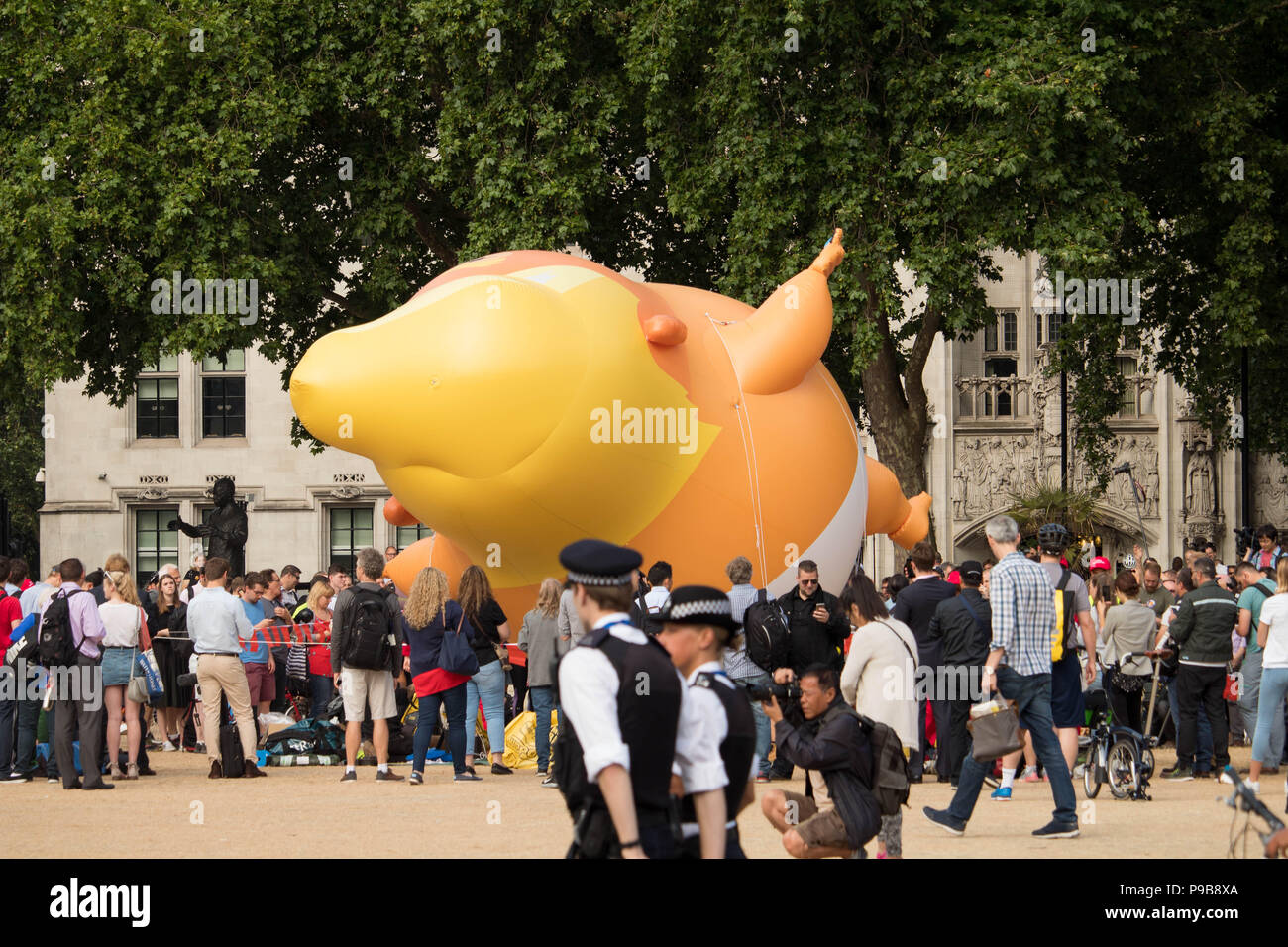 Prima della salita del gigante 'Trump Baby' palloncino gonfiabile al 'STOP TRUMP' marcia di protesta in piazza del Parlamento giardini. Londra, UK 13/7/18. Foto Stock