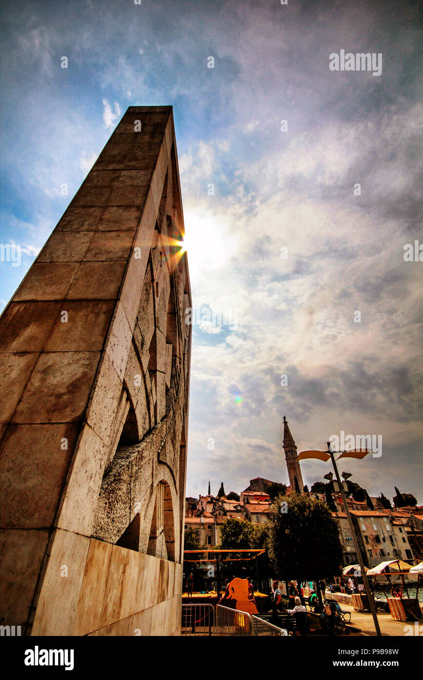 Sole sopra il monumento sulla piazza Valdibor in Rovin Foto Stock