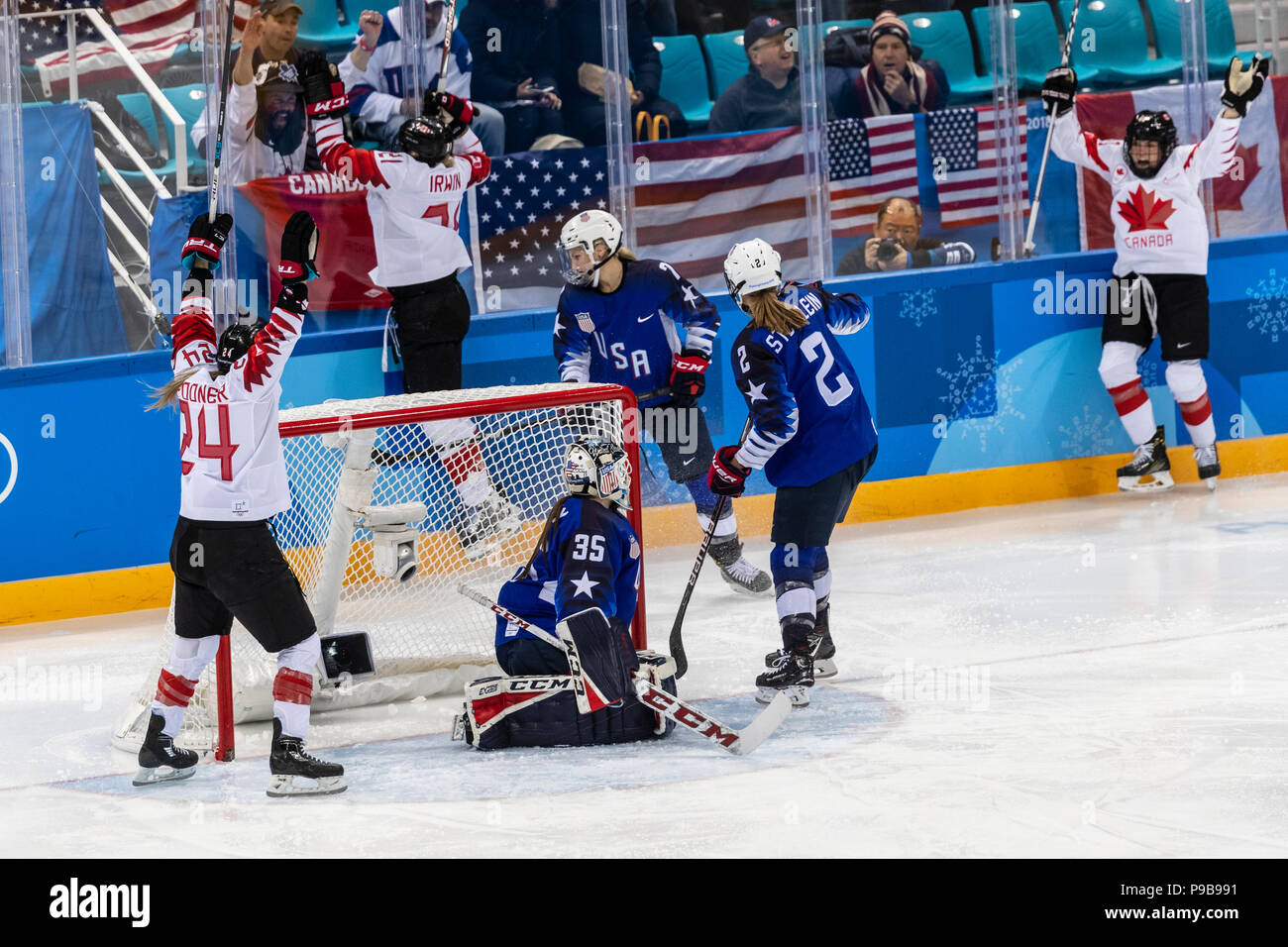 Team Canada festeggia un goal in la medaglia d'oro donna Ice Hockey gioco vs in Canada presso i Giochi Olimpici Invernali PyeongChang 2018 Foto Stock