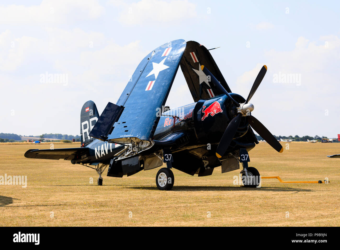 Flying tori, Chance Vought Corsair F4u con i colori della marina degli Stati Uniti. Parcheggiato con le ali ripiegate. Foto Stock