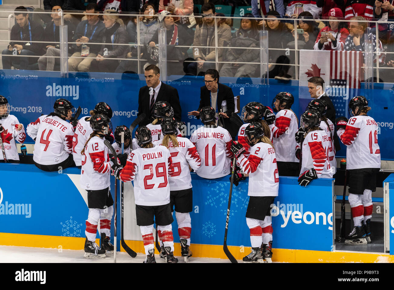 Canadian Head Coach Laura Schuler con il Team Canada durante la medaglia d'oro donna Ice Hockey gioco USA vs Canada presso i Giochi Olimpici Invernali PyeongChang Foto Stock