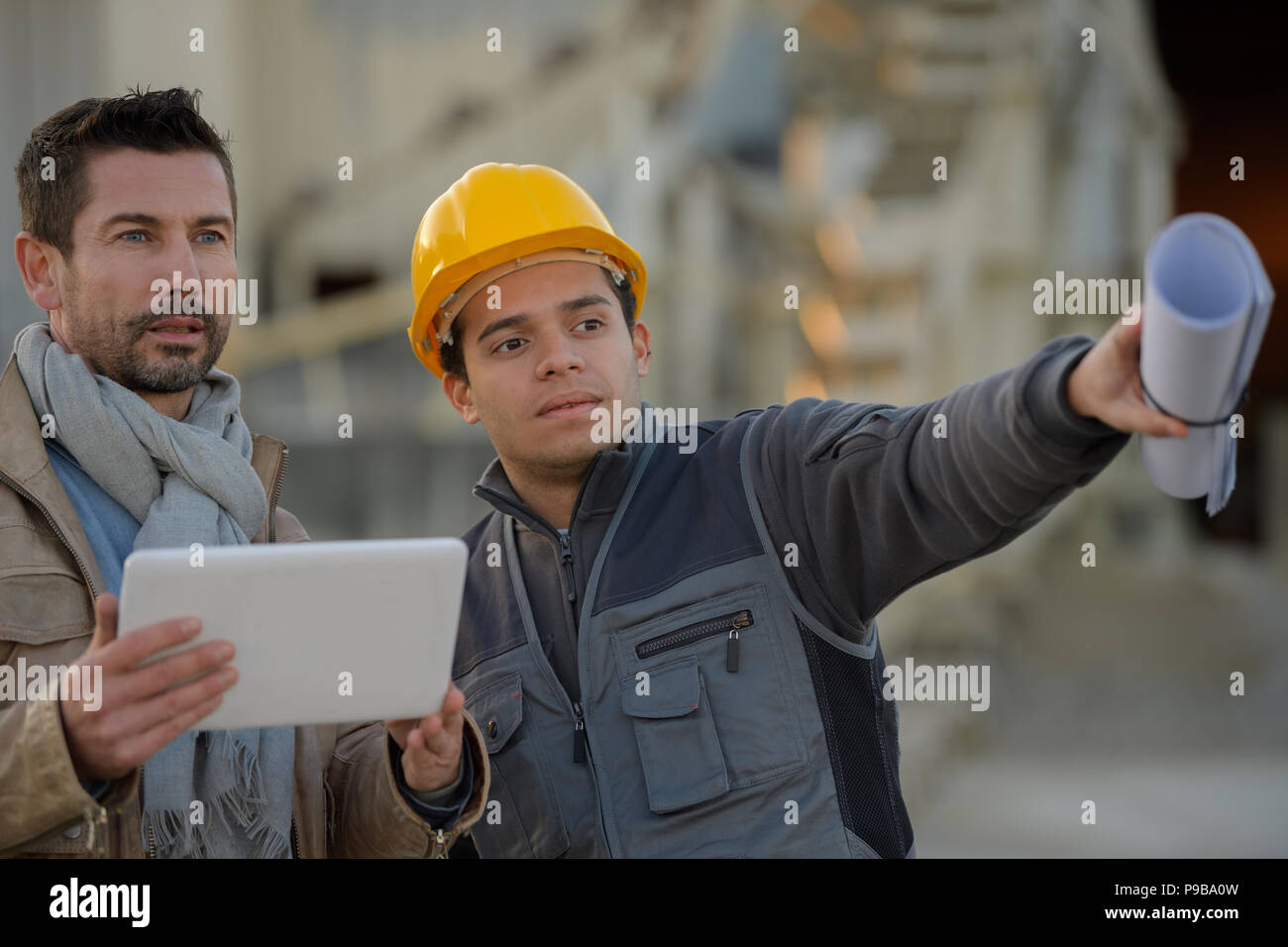 Due ingegneri andando attraverso controlli di routine Foto Stock