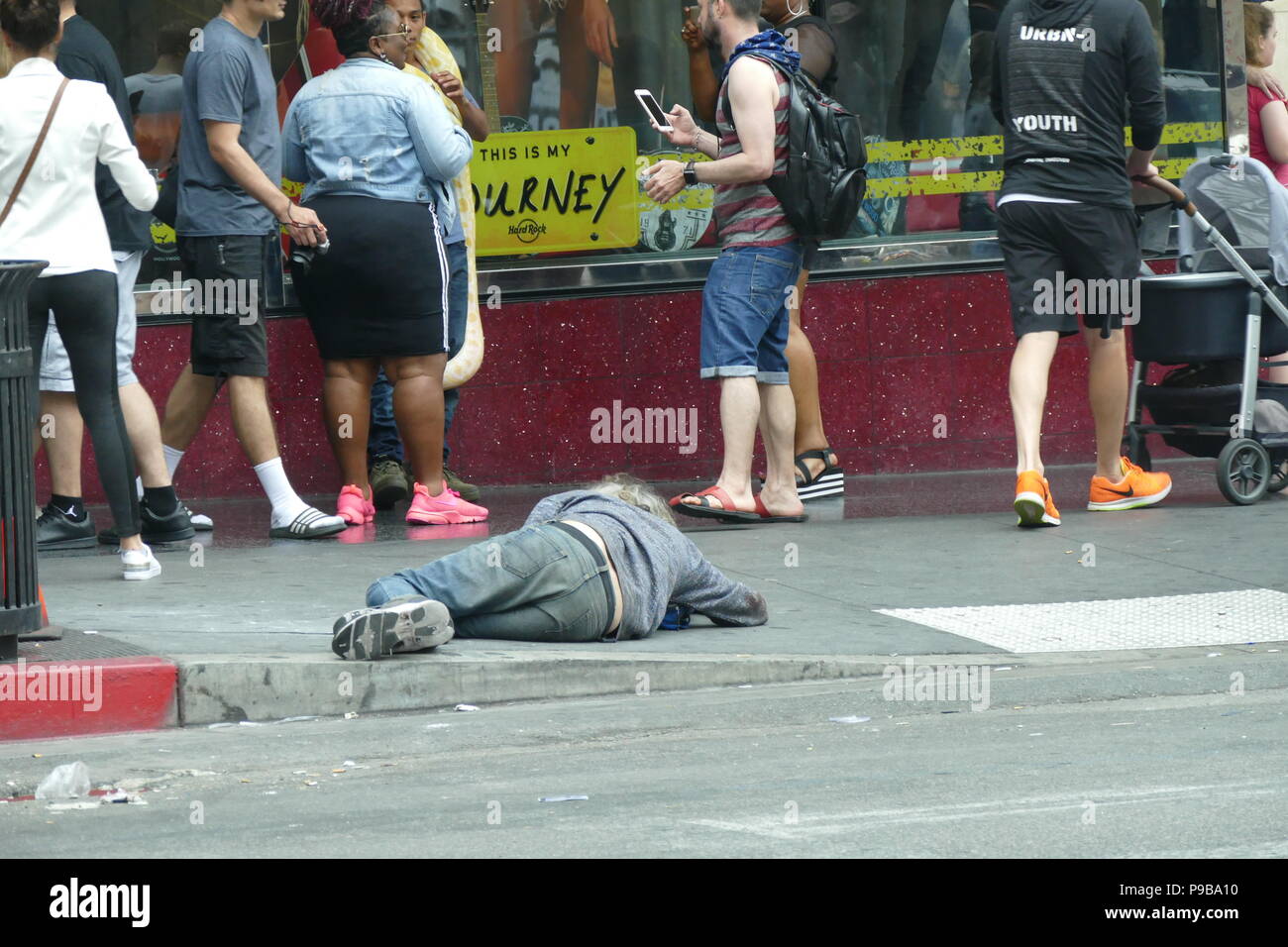 L uomo è crollato sul marciapiede /side walk in U.S.A. Foto Stock