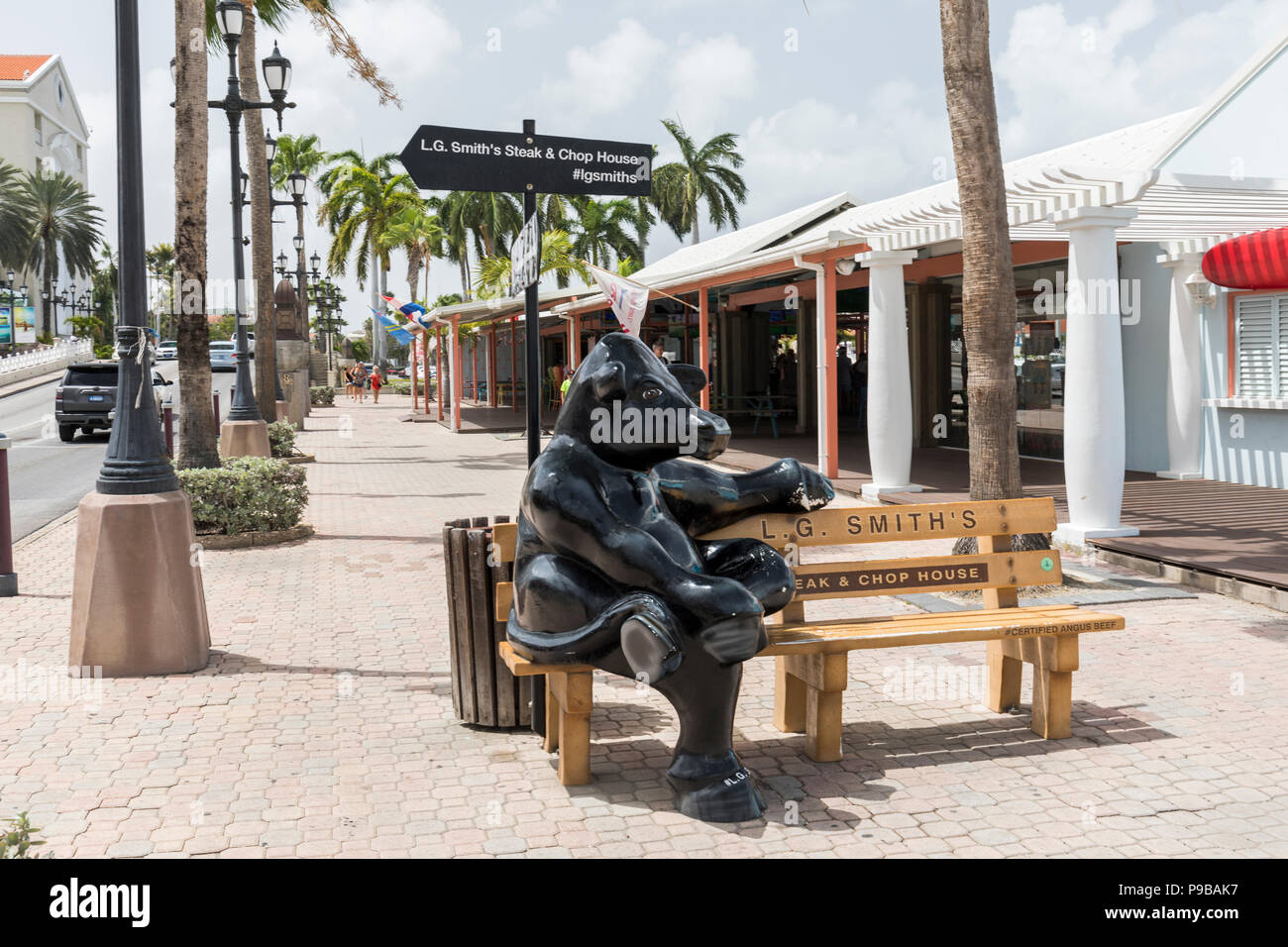 Bull / scultura mucca su panca pubblicità L.G. Ristorante Smith's Steak & Chop House, Lloyd G. Smith Boulevard, Aruba. Caraibi Foto Stock