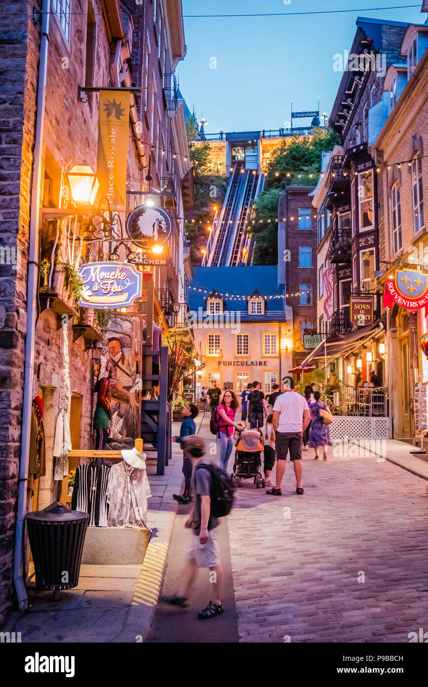 Rue du Petit-Champlain città di Québec in Canada è una vecchia strada commerciale con francese pesante influenza architettonica Foto Stock