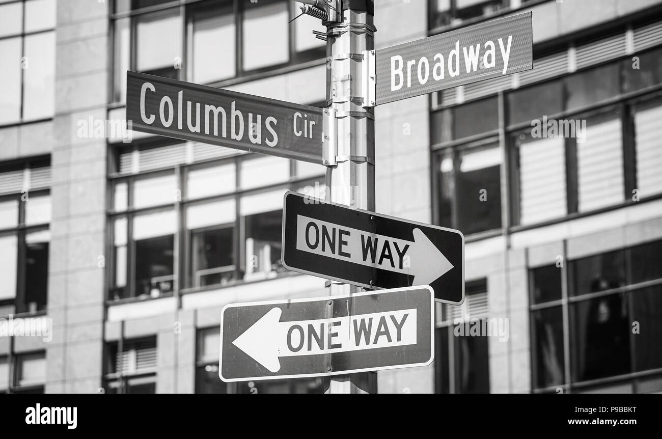 Immagine in bianco e nero di Broadway e Columbus Circle nome strada segni, New York City, Stati Uniti d'America. Foto Stock