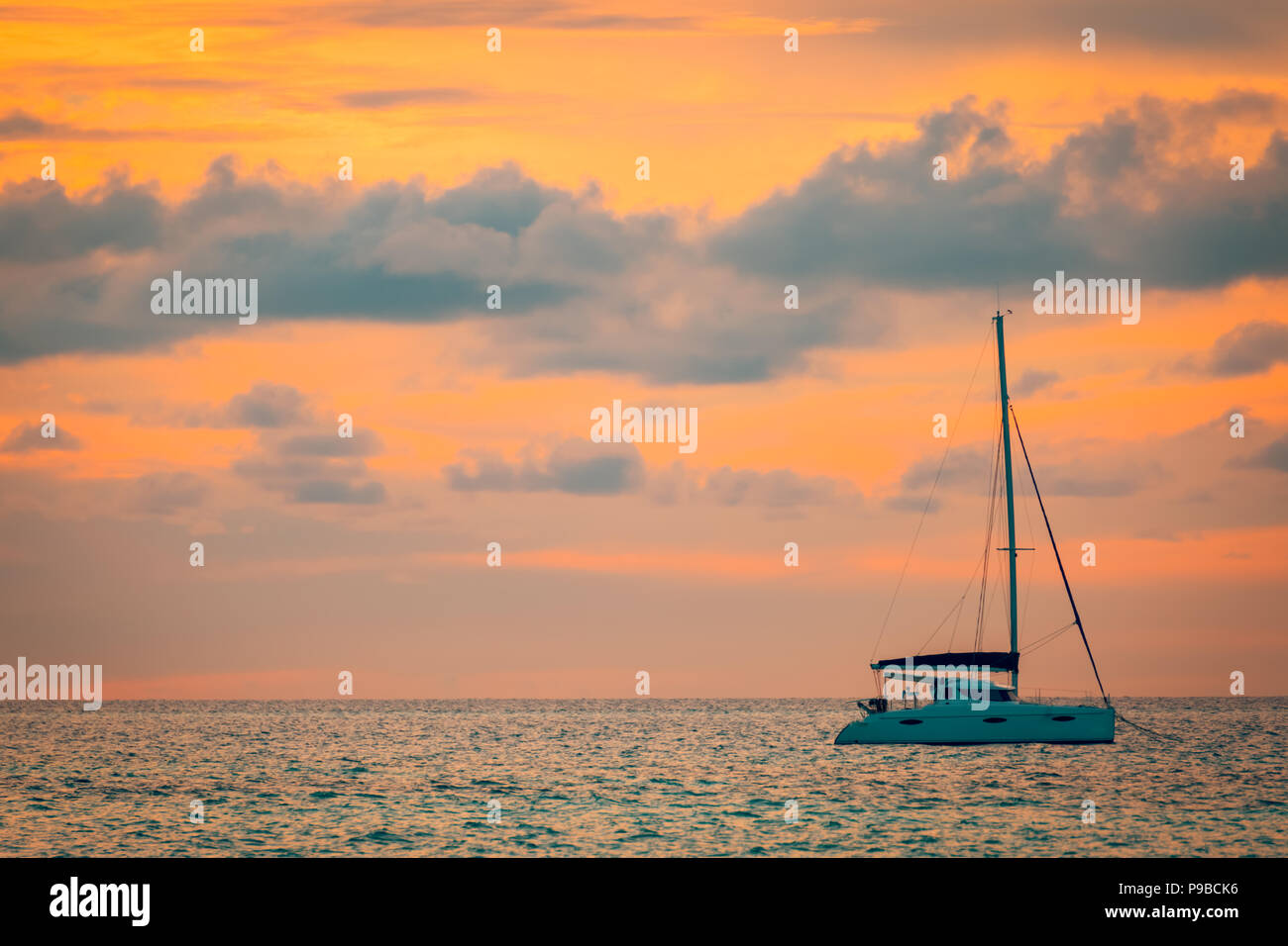 Fantastico in barca a vela sul mare tropicale nel tramonto o l'alba di tempo. Calma tropical Adventure e concetto di viaggio Foto Stock