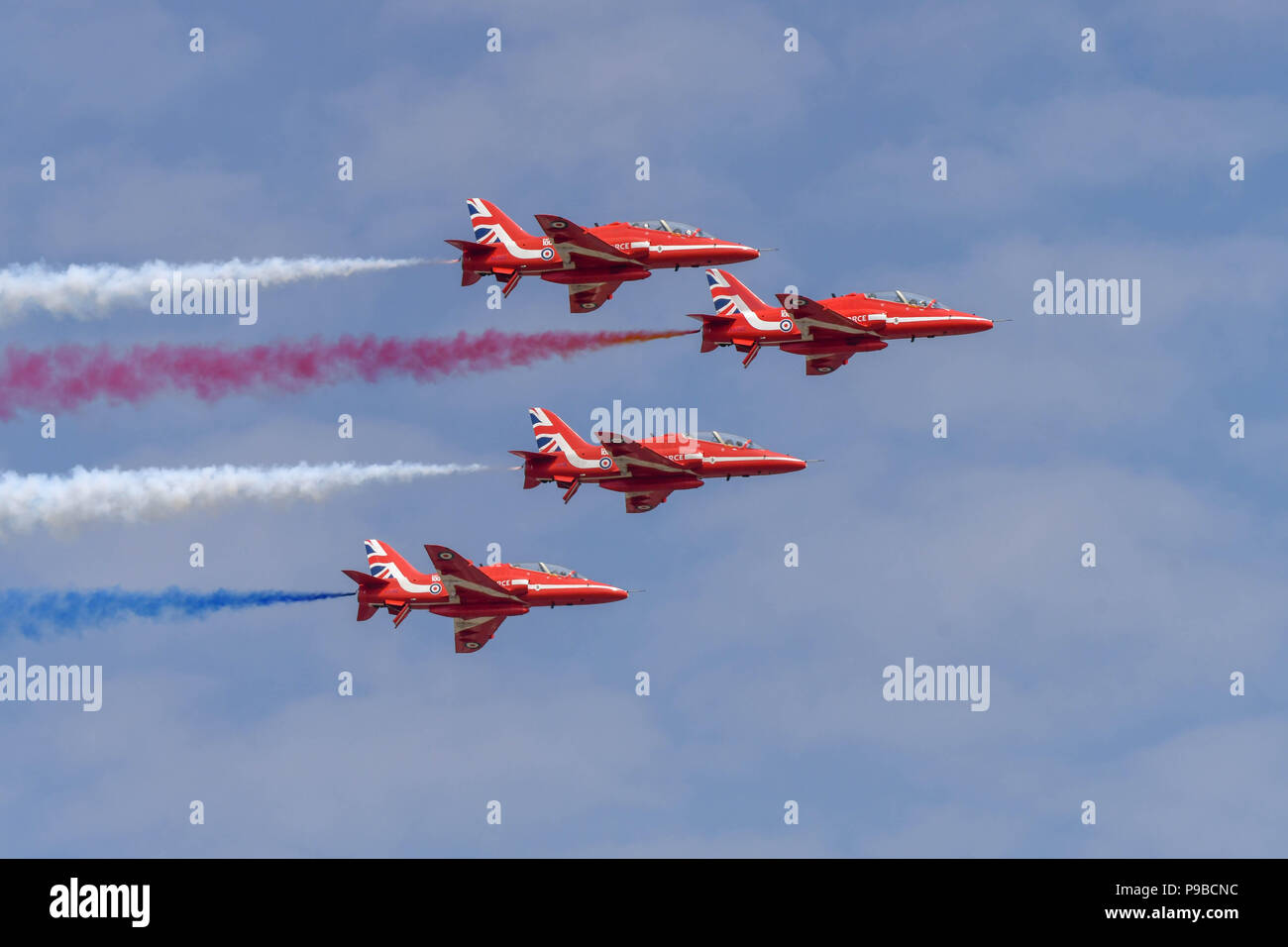 Quattro aviogetti Hawk della Royal Air Force aerobatic team, le frecce rosse, volare in formazione presso il Royal International Air Tattoo 2018 Foto Stock