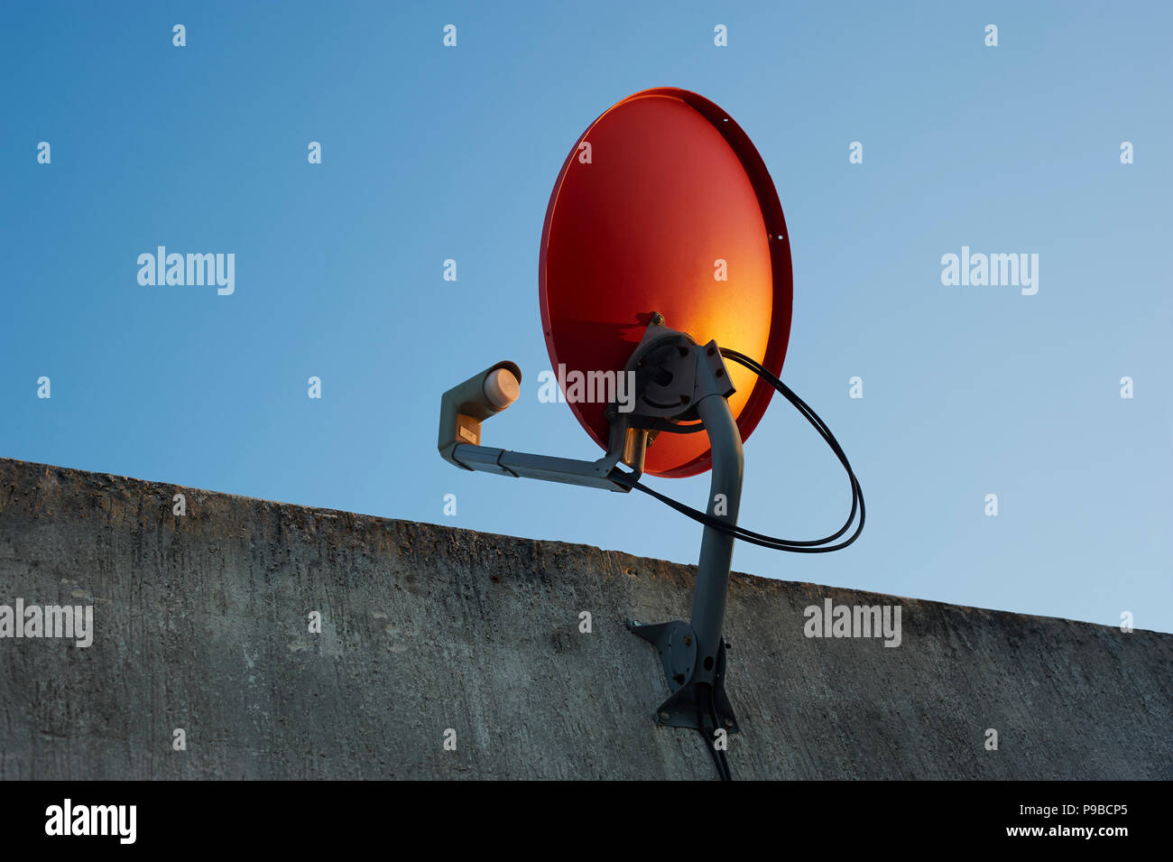 Fuori asse di antenna satellitare Foto Stock