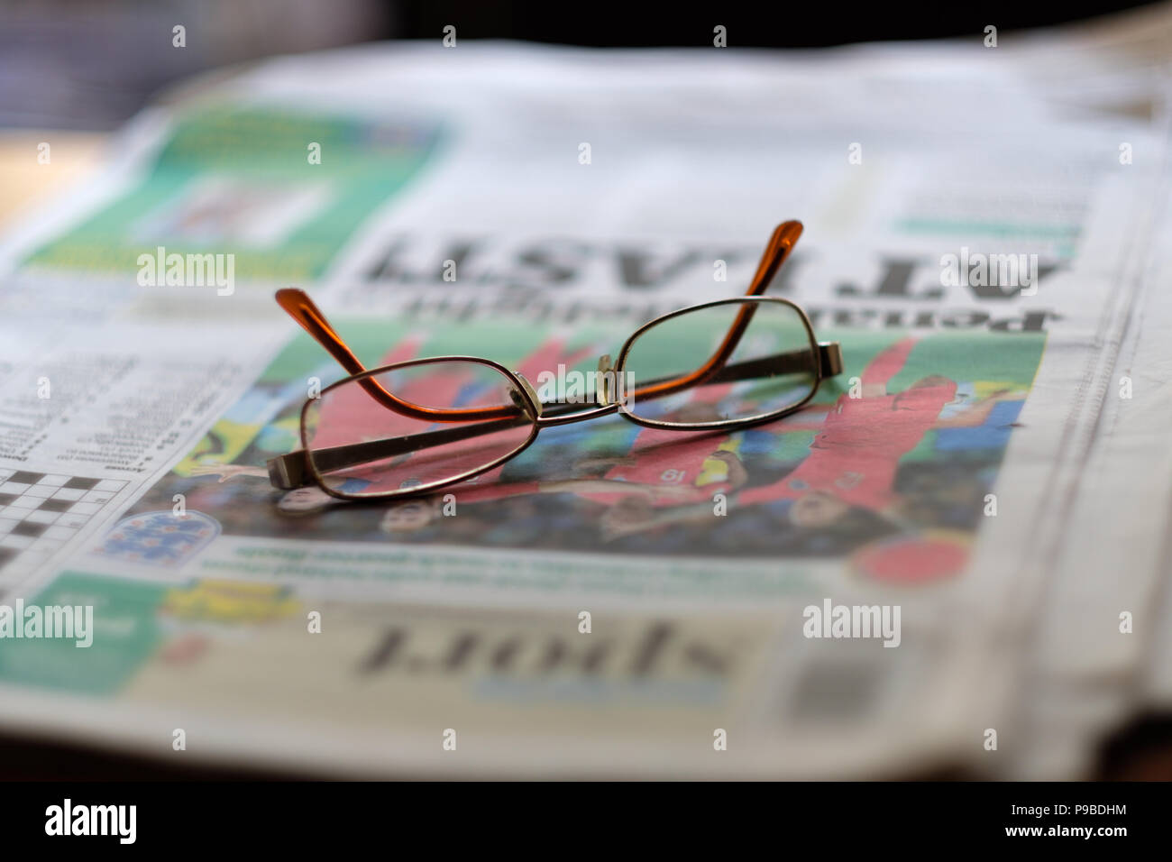 Un paio di occhiali su un giornale. Foto Stock