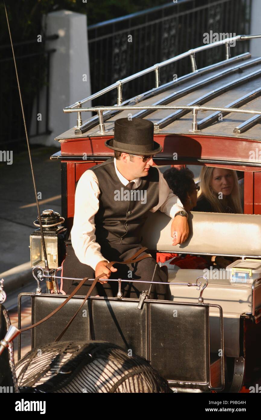 Horse driver (Coachman) in black top hat sul rosso, carro trainato da cavalli nello storico Grand Hotel il resort isola di Mackinac Island, Michigan, Stati Uniti d'America. Foto Stock