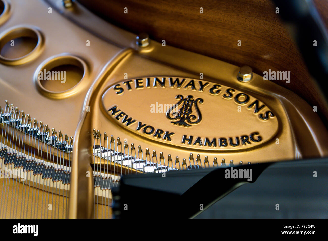 Appleton, WI - 20 Maggio 2018 - un interno di un pianoforte a coda con il logo della Steinway & Sons. Foto Stock