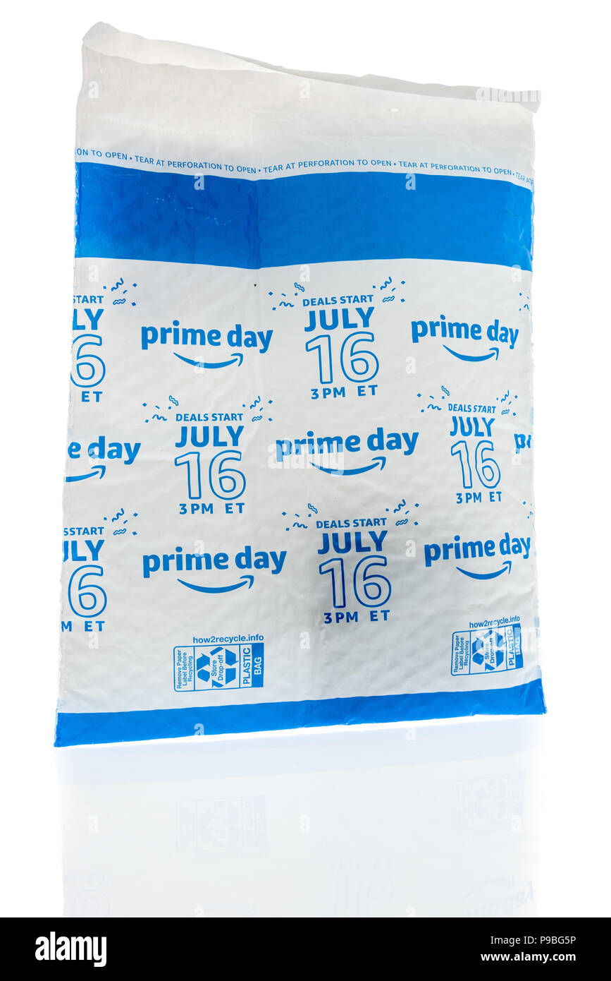 Winneconne, WI - 11 Luglio 2018: un pacchetto contenente la perfezione del Amazon giorno dir 16 Luglio a partire da 3 PM Eastern Standard Time isolato su un background. Foto Stock