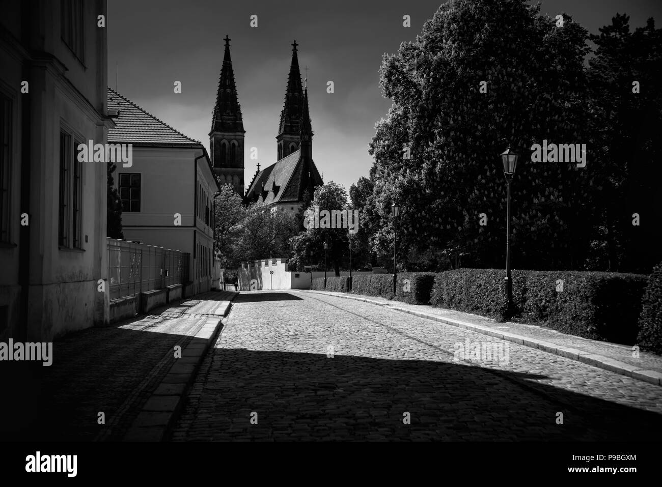 Basilica di San Pietro e Paolo a Vysehrad. Silhouette nera di due torri. Praga, Repubblica Ceca. Foto Stock