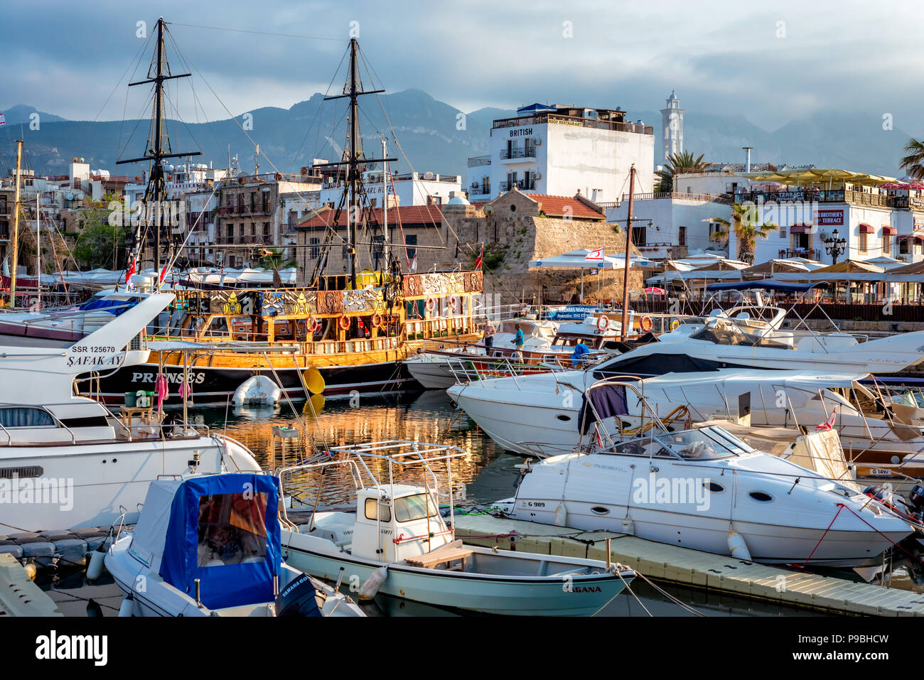 KYRENIA, Cipro - 05 Maggio 2017: barche, yacht e barche a vela nel porto di Kyrenia. Foto Stock