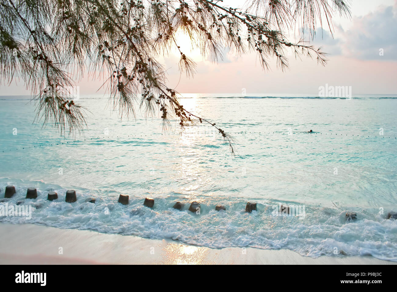 Luce morbida del tramonto sulla spiaggia tropicale con due fisher-mans Foto Stock