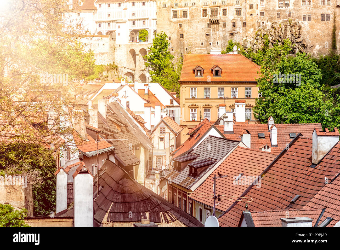 Vista di Cesky Krumlov città vecchia e il Ponte di mantello, parte del complesso del Castello. Cesky Krumlov, Repubblica Ceca Foto Stock