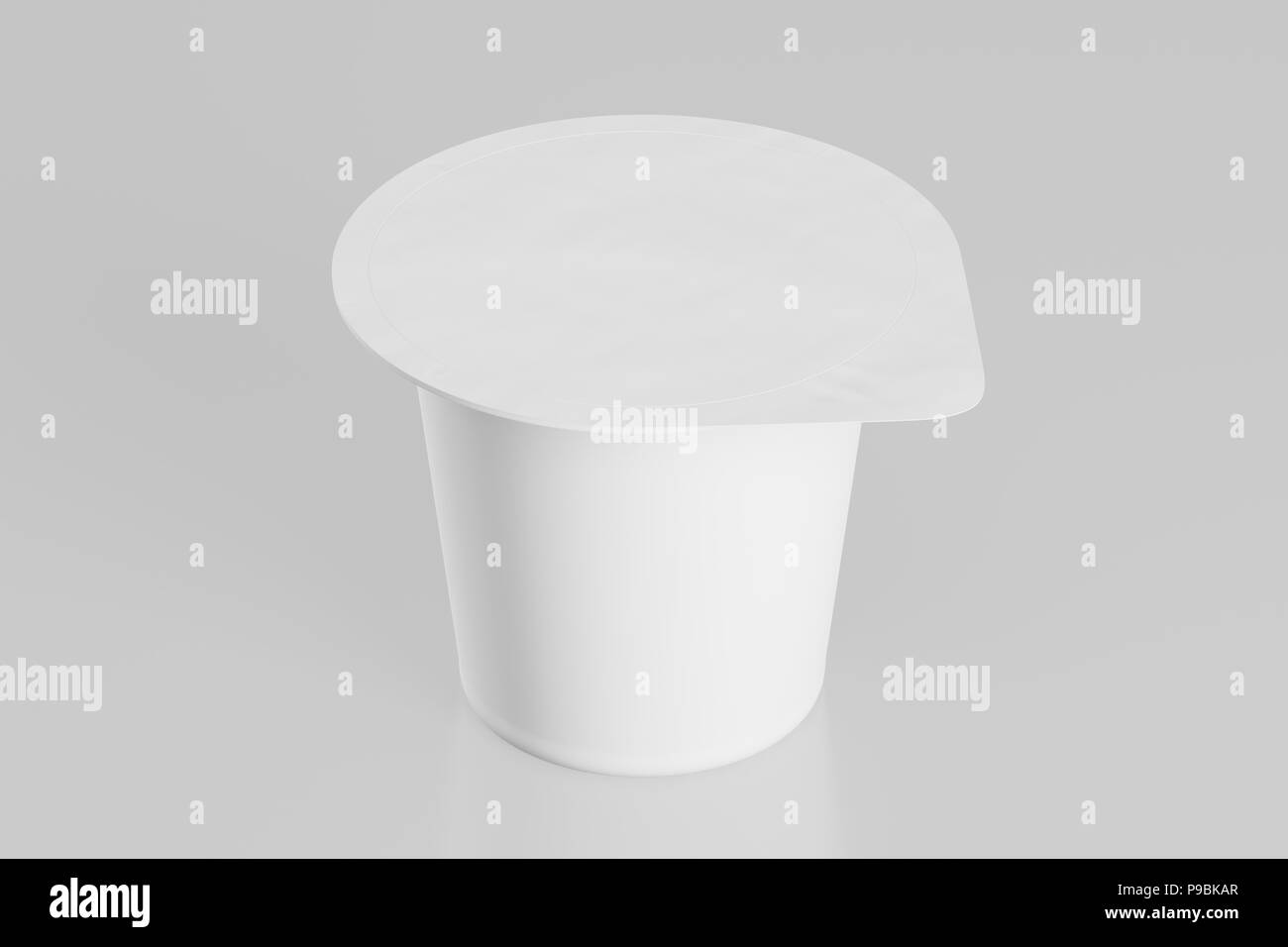 Yogurt bianco di imballaggio. Mockup dessert contenitore in plastica isolato su sfondo bianco con percorso di clipping. 3D render Foto Stock