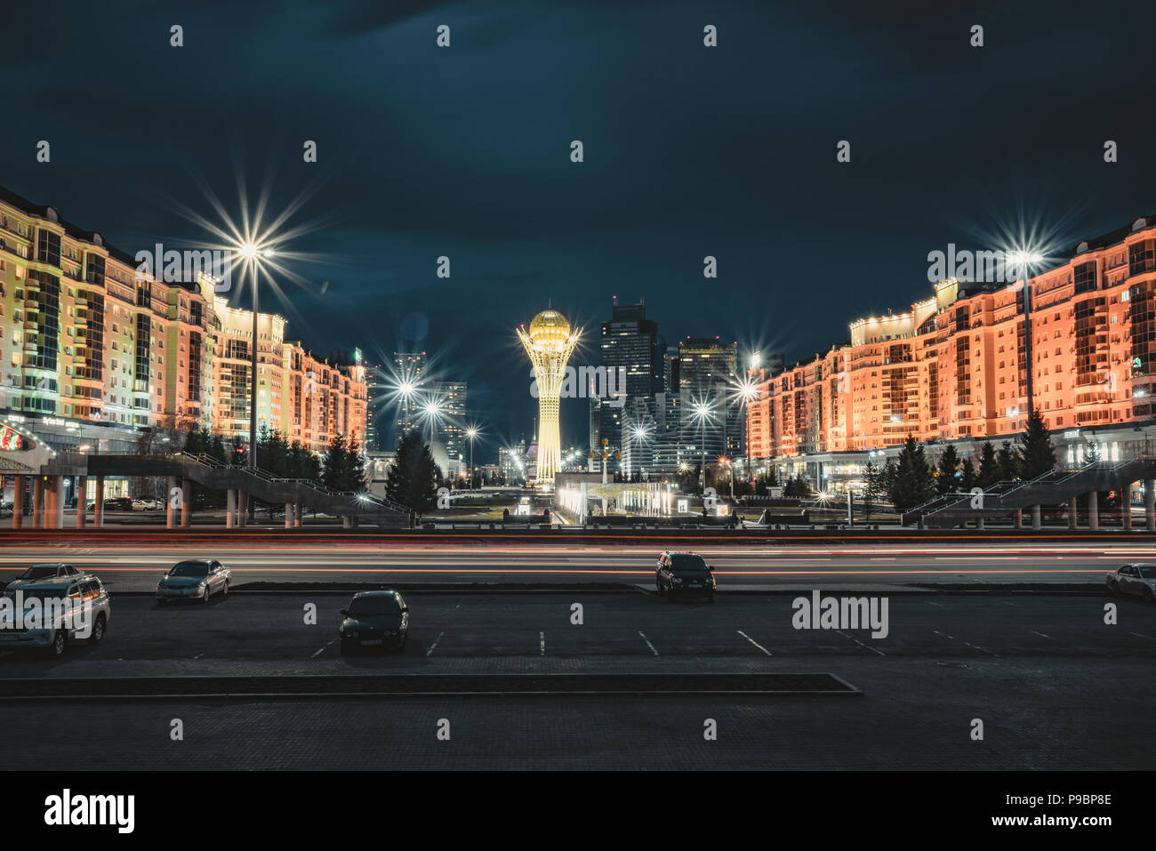 Vista notturna della Torre di Bayterek, un punto di riferimento torre di osservazione progettato dall'architetto Norman Foster ad Astana, la capitale del Kazakistan. Foto Stock