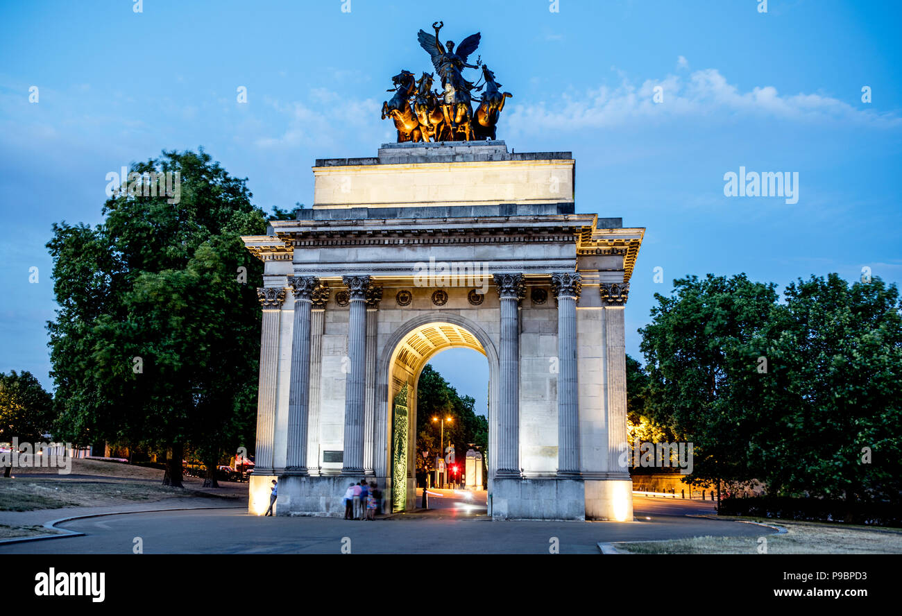 Wellington Arch di notte con il traffico London REGNO UNITO Foto Stock