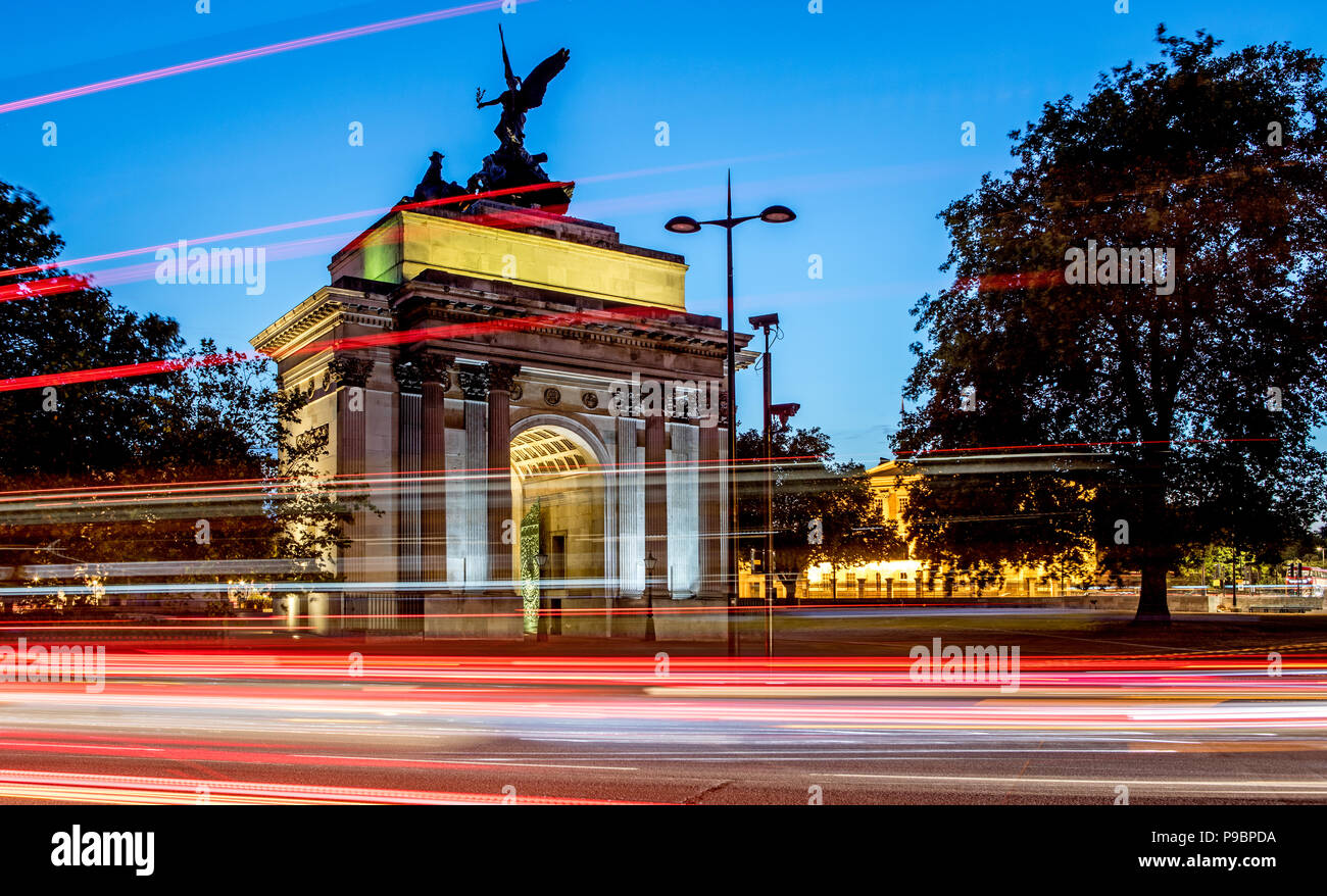 Wellington Arch di notte con il traffico London REGNO UNITO Foto Stock