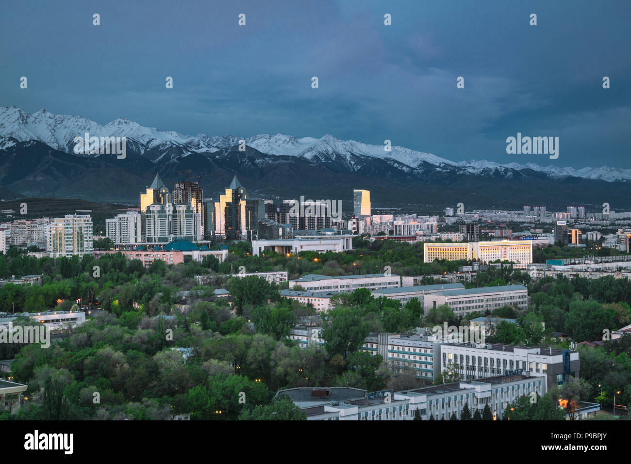 Panorama della città sullo sfondo di snow-capped Tian Shan montagne in Almaty Kazakhstan Foto Stock