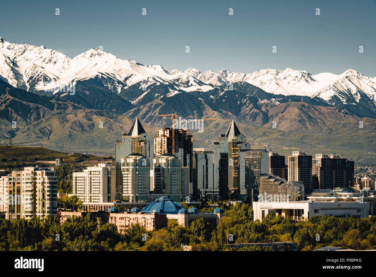 Panorama della città sullo sfondo di snow-capped Tian Shan montagne in Almaty Kazakhstan Foto Stock