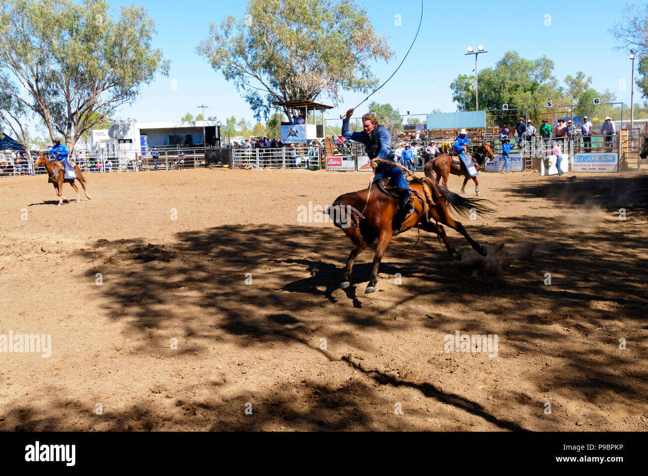 Cavaliere a cavallo presso il Fitzroy crossing rodeo, Fitzroy crossing, Kimberley,Northwest Australia Foto Stock