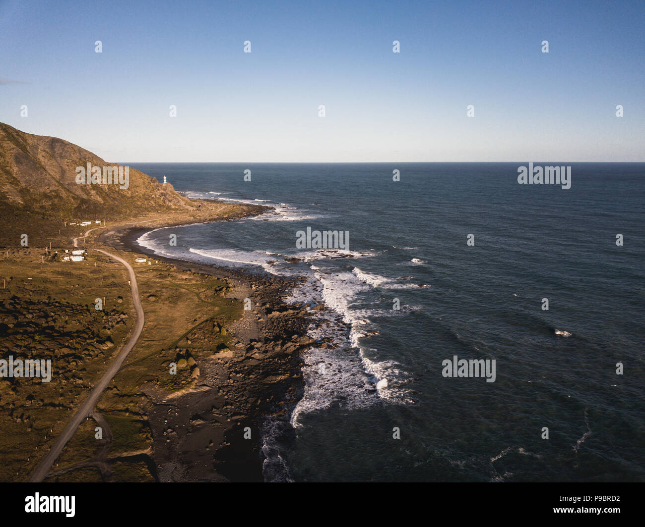 Strada costiera con l' Oceano Pacifico a Cape Palliser in Nuova Zelanda Foto Stock
